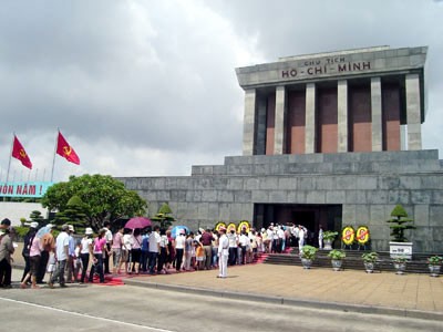 Dịp Tết Quý Tỵ 2013, Lăng Chủ tịch Hồ Chí Minh đã đón hàng vạn đồng bào, chiến sỹ từ mọi miền Tổ quốc về dâng hương vị cha già kính yêu của dân tộc (ảnh minh họa)